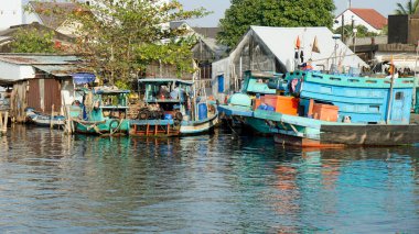 phu quoc limanında renkli balıkçı tekneleri