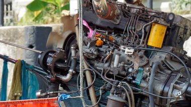 Tayland 'da Bangkok' ta uzun kuyruklu bir teknenin motoru