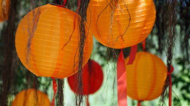 Pu quoc adasındaki Truc Lam Ho Tapınağı 'nda renkli süslemeler.