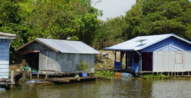 Kamboçya 'da siem hasadının yakınındaki tonle özsuyunda yüzen evler.