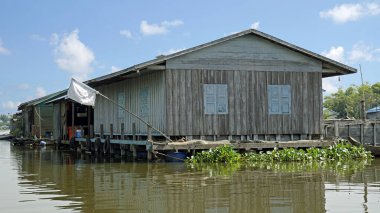 Kamboçya 'da siem hasadının yakınındaki tonle özsuyunda yüzen evler.