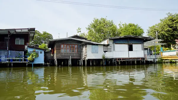 Bangkok 'taki Chao praya nehrindeki ahşap evler.