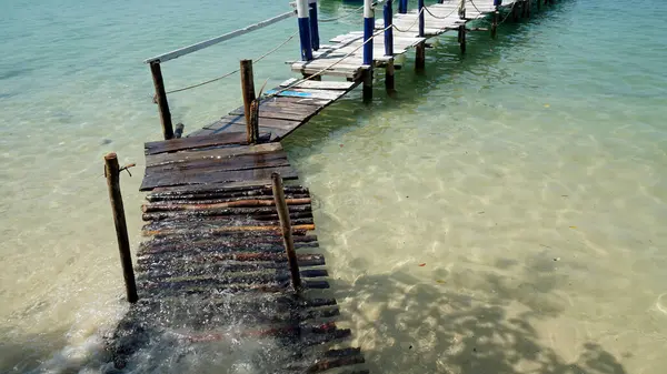 Pu Wuoc Adası 'ndaki deniz yıldızı plajında ahşap iskele.