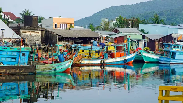 phu quoc limanında renkli balıkçı tekneleri