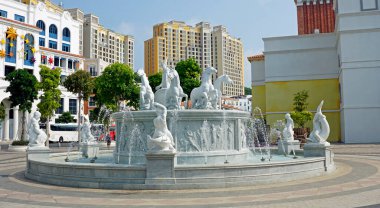 Pu Quoc Adası 'ndaki günbatımı kasabasında modern binalar