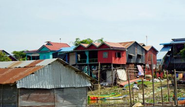Tonle Sam Nehri 'ndeki köy Siem Hasadı' nın yanında.