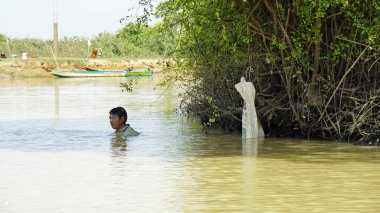 Battambang, Kamboçya - Ocak 2024: Tonle özsuyu nehrinde balık yakalayan yerel balıkçı