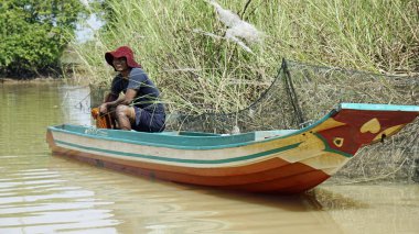 Battambang, Kamboçya - Ocak 2024: Tonle Sup Nehri 'ndeki tekne insanları