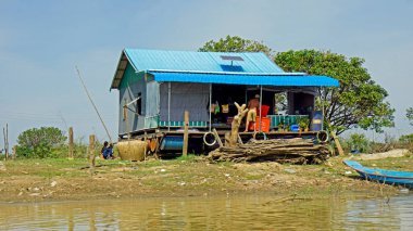 Battambang, Kamboçya - Ocak 2024: Tonle Rive 'deki balıkçı köyü