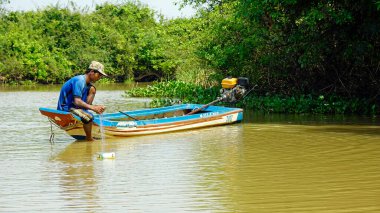 Battambang, Kamboçya - Ocak 2024: Tonle Sup Nehri 'ndeki tekne insanları