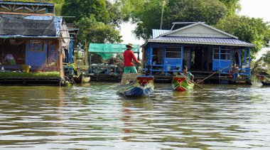 Battambang, Kamboçya - Ocak 2024: Tonle Sup Nehri 'ndeki tekne insanları