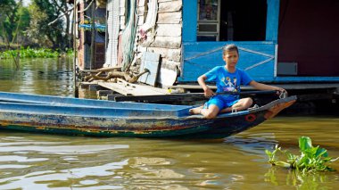Battambang, Kamboçya - Ocak 2024: Tonle Sup Nehri 'ndeki tekne insanları