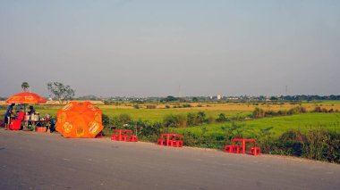 Siem Reap, Kamboçya - Ocak 2024: Küçük basit bir sokak mutfağında yol kenarında piknik molası