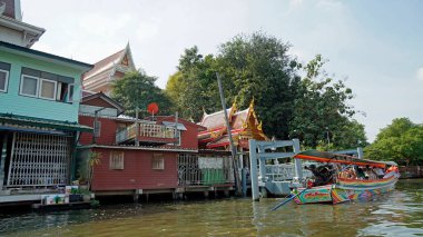 Bangkok, Tayland, Ocak 2024: Chao Praya Nehir Önündeki Evler