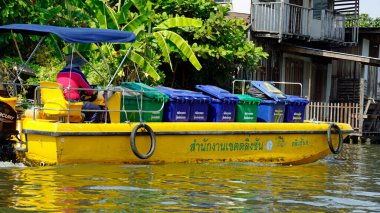 Bangkok, Tayland - Ocak 2024: Chao praya nehri üzerindeki çöp öğütme teknesi