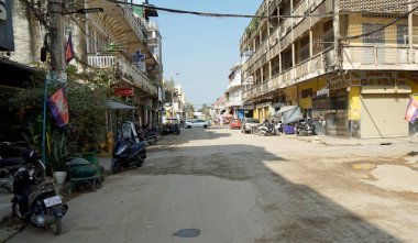 Savaş Battambang, Kamboçya - Ocak 2024 dolaylarında şehir merkezinde eski evlerle dolu bir sokak manzarası