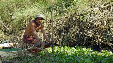 Battambang, Kamboçya - Ocak 2024: Tonle Sup Nehri 'ndeki tekne insanları