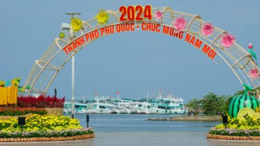 Phu Quoc, Vietnam - yaklaşık Şubat 2024: Tet festivali için renkli dekorasyon, Vietnam 'ın yeni yılı
