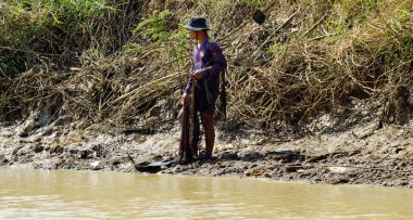 Battambang, Kamboçya - Ocak 2024: nehir kıyısındaki yerel sakinler veya tonle özsuyu nehri