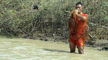 Battambang, Kamboçya - Ocak 2024: Tonle özsuyu nehrinde balık yakalayan yerel balıkçı