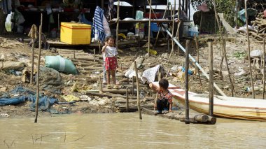 Battambang, Kamboçya - Ocak 2024: nehir kıyısındaki yerel sakinler veya tonle özsuyu nehri