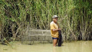 Battambang, Kamboçya - Ocak 2024: Tonle özsuyu nehrinde balık yakalayan yerel balıkçı