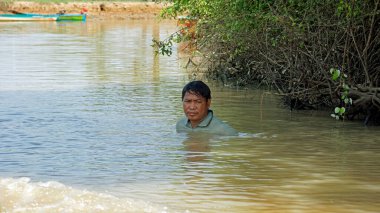 Battambang, Kamboçya - Ocak 2024: Tonle özsuyu nehrinde balık yakalayan yerel balıkçı