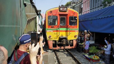 Bangkok, Tayland - Ocak 2024: Maeklong demiryolu pazarı