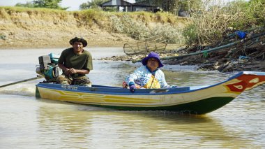 Battambang, Kamboçya - Ocak 2024: Tonle Sup Nehri 'ndeki tekne insanları