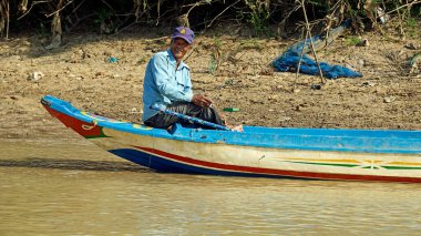 Battambang, Kamboçya - Ocak 2024: Tonle Sup Nehri 'ndeki tekne insanları