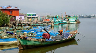 Kampot, Kamboçya - Şubat 2024: Limandaki renkli balıkçı tekneleri