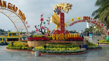 Phu Quoc, Vietnam - yaklaşık Şubat 2024: Tet festivali için renkli dekorasyon, Vietnam 'ın yeni yılı