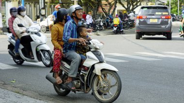Phu Quoc, Vietnam - Şubat 2024: Wole ailesi sadece bir motosikleti paylaşıyor