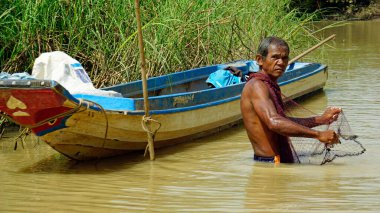 Battambang, Kamboçya - Ocak 2024: Tonle özsuyu nehrinde balık yakalayan yerel balıkçı