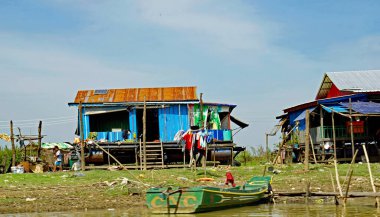 Battambang, Kamboçya - Ocak 2024: Tonle Rive 'deki balıkçı köyü