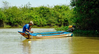 Battambang, Kamboçya - Ocak 2024: Tonle Sup Nehri 'ndeki tekne insanları