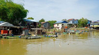 Battambang, Kamboçya - Ocak 2024: Tonle Rive 'deki balıkçı köyü