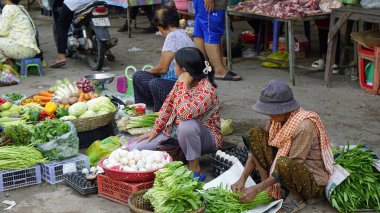 Siem Reap, Kamboçya - Ocak 2024: yerel satıcılar ürünlerini yeni bir pazarda satıyorlar