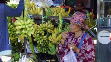 Phnom Penh, Kamboçya - Ocak 2024: yerel halk tipik bir taze pazar