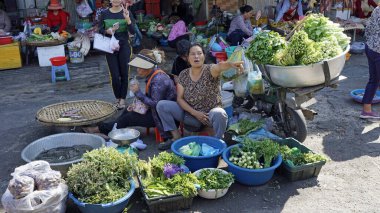 Phnom Penh, Kamboçya - Ocak 2024: yerel halk tipik bir taze pazar