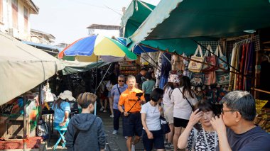 Bangkok, Tayland - Ocak 2024: ünlü Meaklong demiryolu pazarı