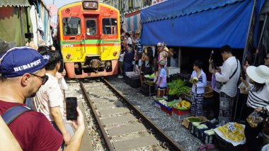 Bangkok, Tayland - Ocak 2024: Maeklong demiryolu pazarı