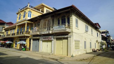 Savaş Battambang, Kamboçya - Ocak 2024 dolaylarında şehir merkezinde eski evlerle dolu bir sokak manzarası