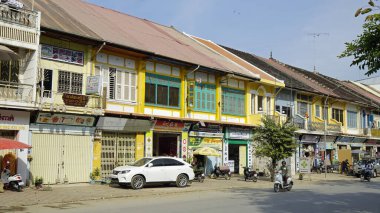 Savaş Battambang, Kamboçya - Ocak 2024 dolaylarında şehir merkezinde eski evlerle dolu bir sokak manzarası