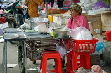 Battambang, Cambida - Ocak 2024: Yerel satıcılar ürünlerini sokak pazarında satıyorlar