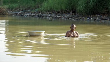 Battambang, Kamboçya - Ocak 2024: Tonle özsuyu nehrinde balık yakalayan yerel balıkçı