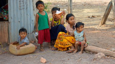 Kampot, Kamboçya - yaklaşık Şubat 2024: Şehir merkezine yakın yoksul bir balıkçı köyünde yaşayanlar