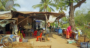 Kamp, Kamboçya - Şubat 2024: Şehir merkezine yakın yoksul balıkçı köyü