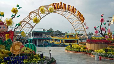 Phu Quoc, Vietnam - yaklaşık Şubat 2024: Tet festivali için renkli dekorasyon, Vietnam 'ın yeni yılı
