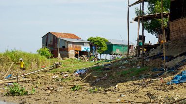 Battambang, Kamboçya - Ocak 2024: Tonle Rive 'deki balıkçı köyü